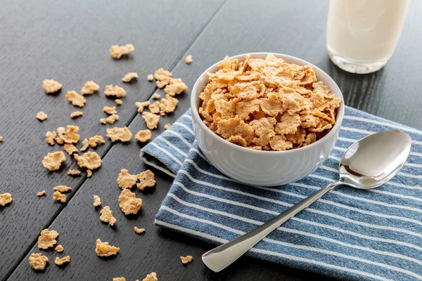 テーブルの朝食の牛乳と健康的なトウモロコシはフレーク — ストック写真