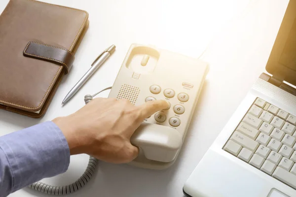 Geschäftsmann Wählt Digitales Telefon Mit Bürohintergrund — Stockfoto
