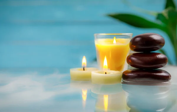 Concepto Spa Con Vela Piedra Flor Bambú Relajación — Foto de Stock