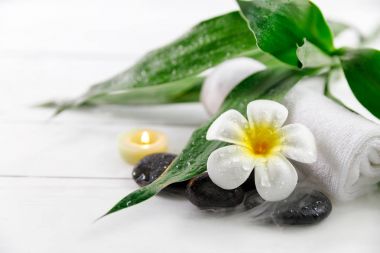 mum, taş, çiçek ve bambu, gevşeme Spa konseptiyle