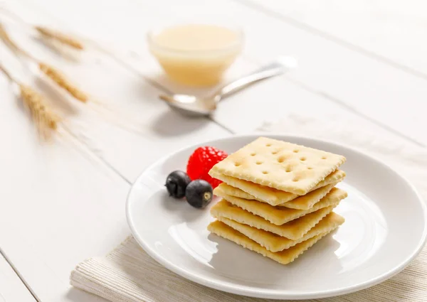 crackers with condensed milk and fruit, breakfast