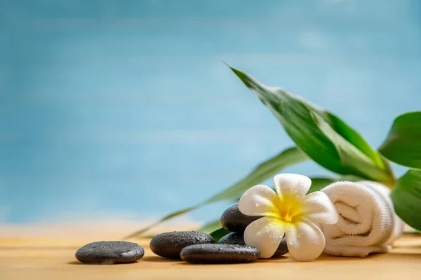 Wellness Konzept Mit Kerze Stein Blume Und Bambus Entspannung — Stockfoto
