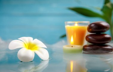 mum, taş, çiçek ve bambu, gevşeme Spa konseptiyle