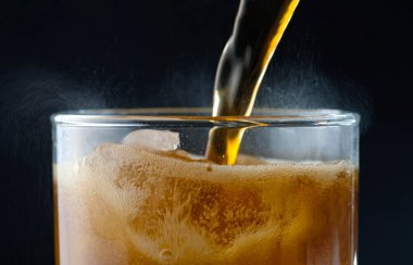 Gazoz köpüklü köpüklü buzlu su.