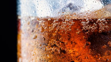 Gazoz köpüklü köpüklü buzlu su.