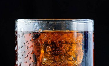 Gazoz köpüklü köpüklü buzlu su.