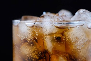 Gazoz köpüklü köpüklü buzlu su.