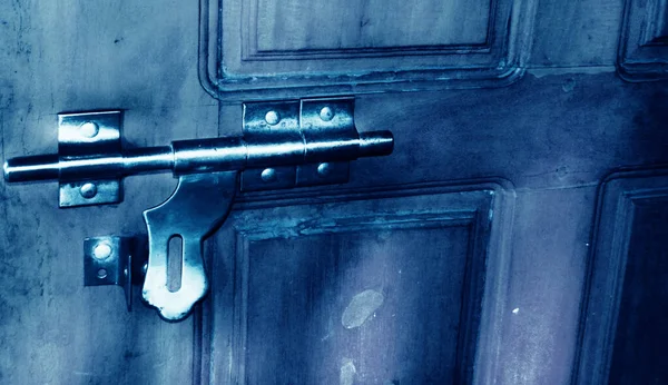 抽象的な青い木製のドアがロックされているイメージ — ストック写真