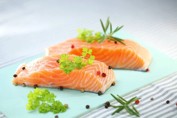 Rebanada Salmón Con Hierbas Aromáticas — Foto de Stock