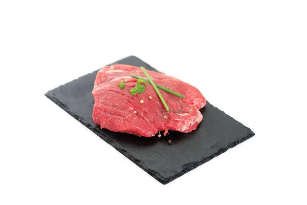 Beyaz Arka Planda Çiğ Biftek — Stok fotoğraf