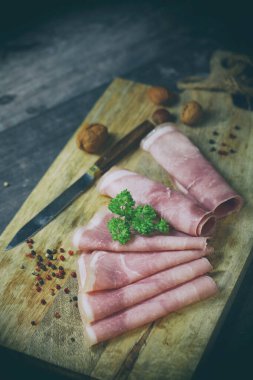 Sehpada otlu jambon dilimleri.