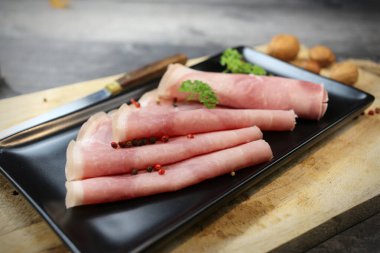 Sehpada otlu jambon dilimleri.