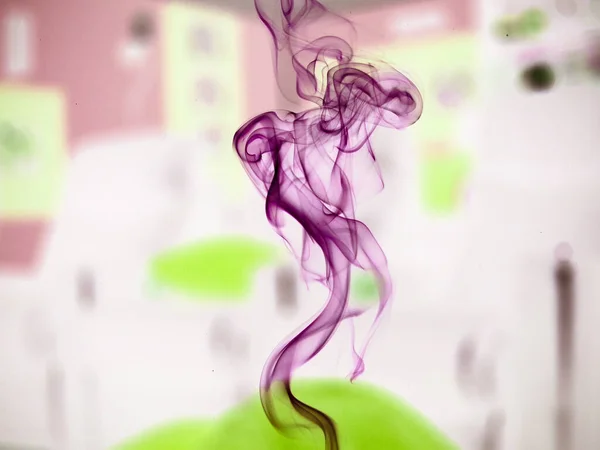 Plume de humo púrpura con espacio en el fondo (colores invertidos ) — Foto de Stock