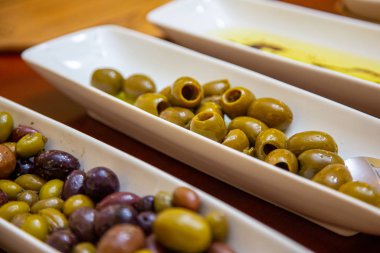 Tepsiler dolusu zeytin ve zeytinyağı