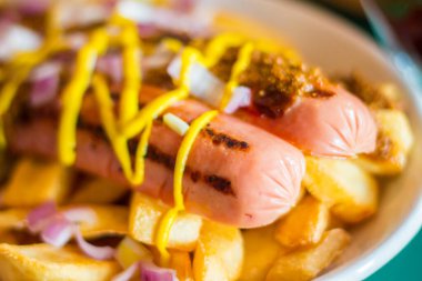 Sosisli ve acılı patates kızartması.