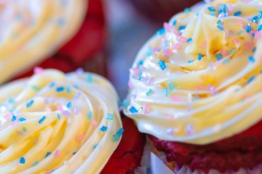 Üstünde şeker parçacıkları olan kırmızı kadife kekler.