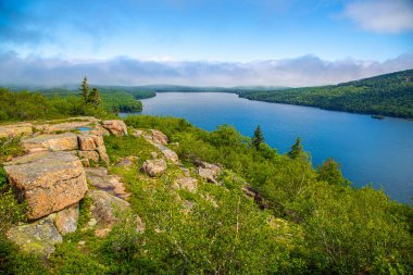 Acadia Ulusal Parkı 'ndaki Eagle Lake' in sisli ufuk manzarası, Maine, ABD