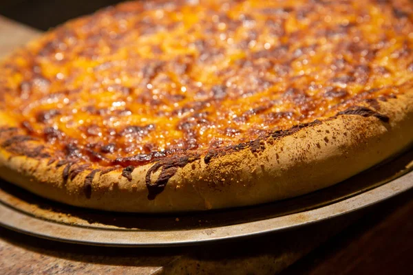 Granit Tezgahta Yuvarlak Tavada Yapımı Peynirli Pizza — Stok fotoğraf