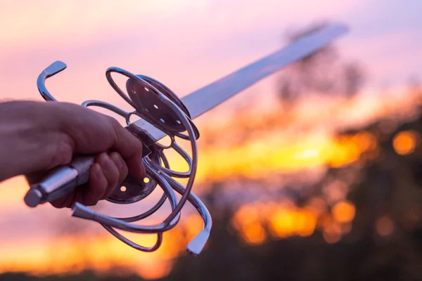 Eine Hand Die Ein Großes Degen Schwert Gegen Den Himmel — Stockfoto