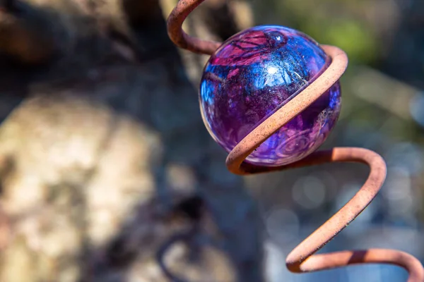 Eine Lila Glaskugel Umgeben Von Rostigem Draht Als Hängende Dekoration — Stockfoto