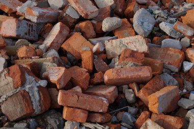 Eski ve kırık tuğlalar yığını.
