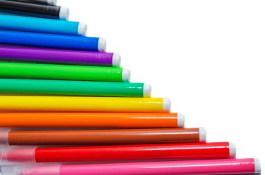 farklı renkli işaretleyicileri beyaz arka plan üzerinde izole kümesi