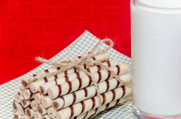 Stack of cookies associated rope shot closeup with cold milk — Stock Photo, Image