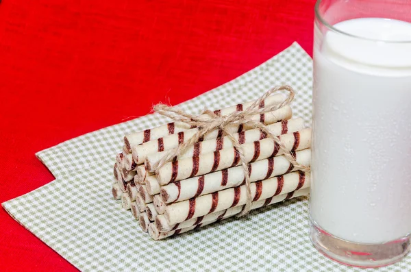 Pilha de biscoitos associados corda tiro closeup com leite frio — Fotografia de Stock