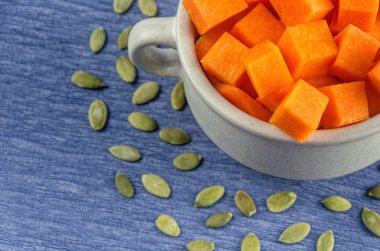 Kabak bir tencerede taze ve sulu dilim