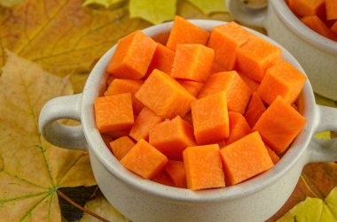 Kabak bir tencerede taze ve sulu dilim