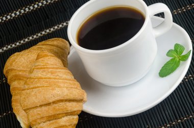 taze kruvasan ile sıcak siyah kahve fincan