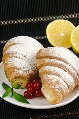 taze gevrek kruvasanlar sprinkles üzerinde plaka nane ile