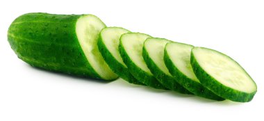 Beyaz bir arka plan üzerinde izole iştah açıcı yeşil salatalık