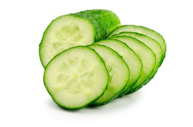 Beyaz bir arka plan üzerinde izole iştah açıcı yeşil salatalık