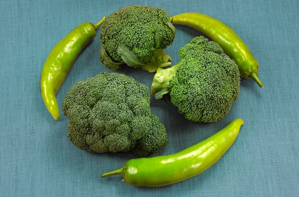 Groene broccoli op de achtergrond van een stof, ruwe product — Stockfoto