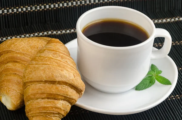 Taza fresca de café negro caliente con croissants —  Fotos de Stock