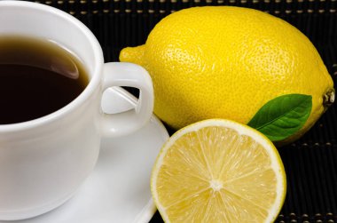 rustik ahşap zemin üzerine limonlu taze çay