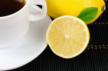 rustik ahşap zemin üzerine limonlu taze çay