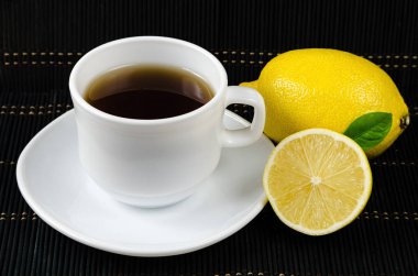 rustik ahşap zemin üzerine limonlu taze çay