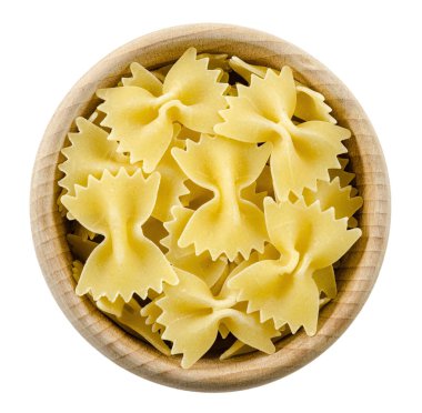 Ahşap kase Farfalle makarna. Pişmemiş kuru Makarnalık Buğday