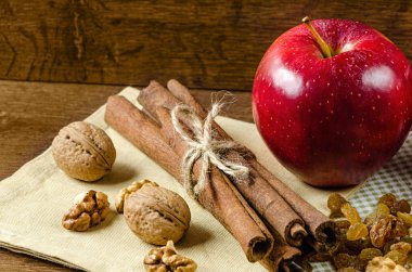 Sulu Kırmızı elma tarçın ve bal ile