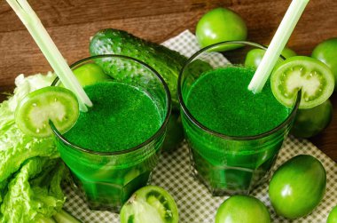 taze sebze ve meyveler ile yeşil smoothies