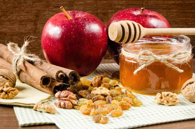 Sulu Kırmızı elma tarçın ve bal ile