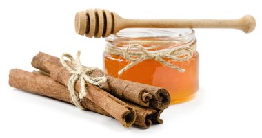 Bal Çömleği izole beyaz arka plan üzerine tarçın