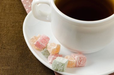 Çay bir fincan tabağı ile Türk lokumu