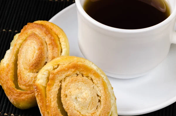 Cup of hot black tea, lemon, homemade cookies — Stock Photo, Image