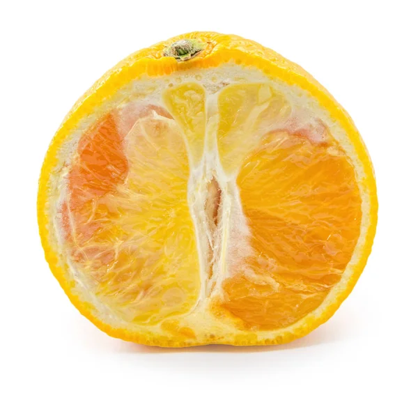 Fatia de tangerina isolada em branco — Fotografia de Stock