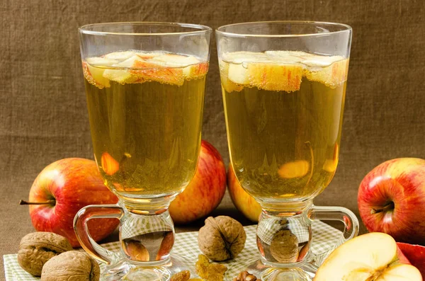 Sidra de manzana caliente con manzanas y rebanadas en tazas — Foto de Stock