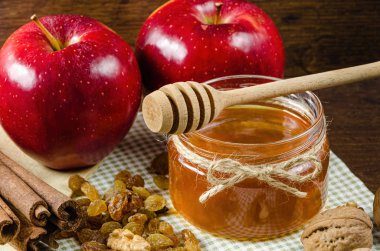 Sulu Kırmızı elma tarçın ve bal ile