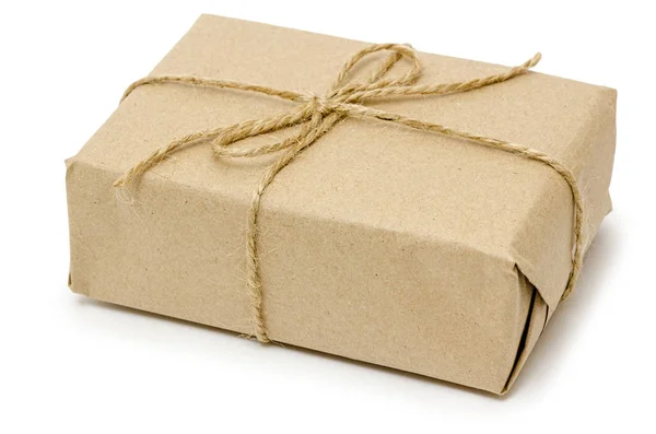 Emballage cadeau de papier kraft enveloppé avec de la ficelle — Photo